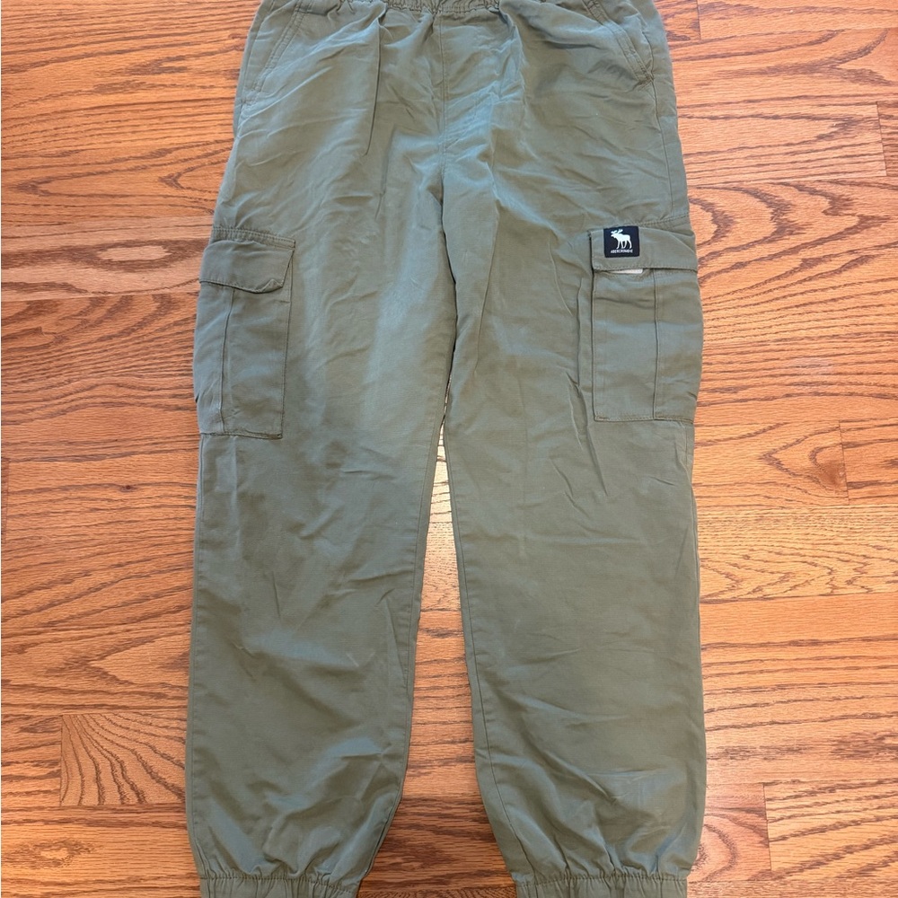 Like New!! Boy’s Lightweight Olive Green Cargo Pants